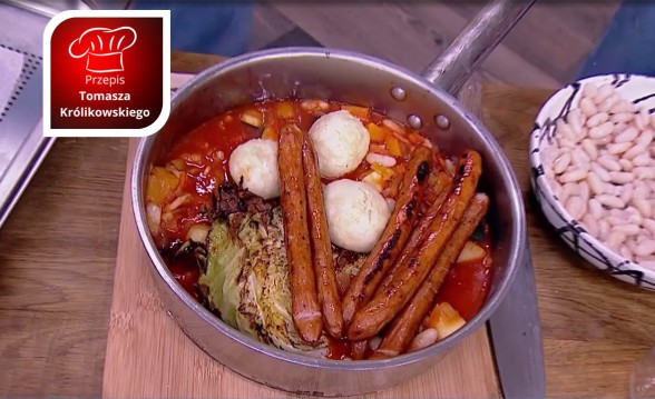 Fasolka w sosie warzywnym z kiełbaskami, pomidorami i mini pampuchami